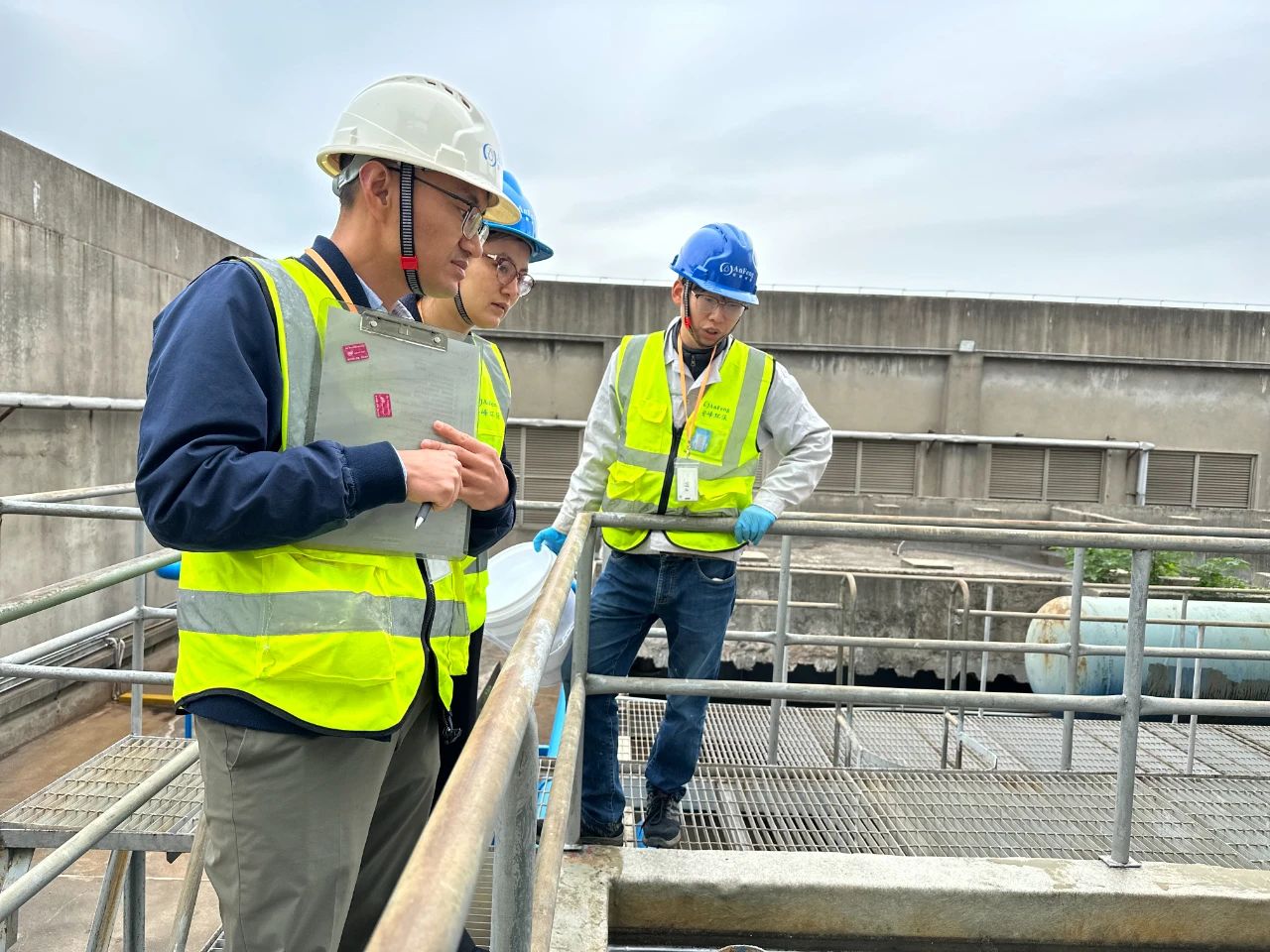 安峰員工在客戶現(xiàn)場(chǎng)服務(wù).jpg 安峰員工在客戶現(xiàn)場(chǎng)服務(wù).jpg